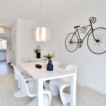 Zimmer mit Tisch und Fahrrad an der Wand
