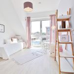 Zimmer mit Bücherregal