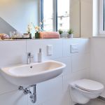 Badezimmer mit Waschbecken und Toilette