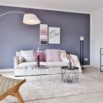 Wohnzimmer mit Couch und Lampe