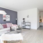 Großes Zimmer mit Tisch und Sofa